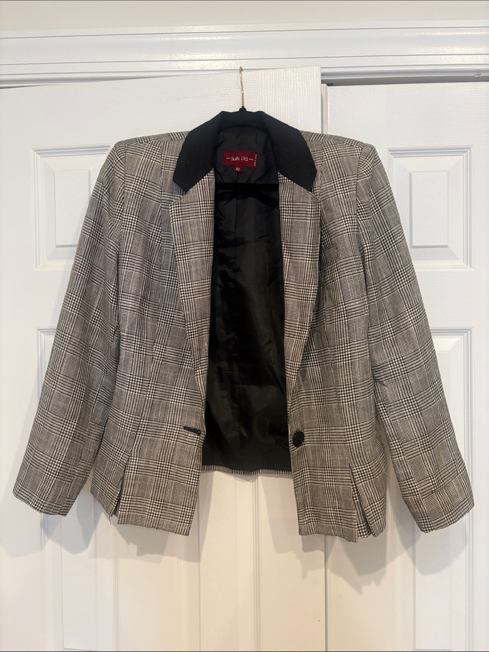 Suits LTD Vintage Plaid Blazer with Contrasting Black Collar